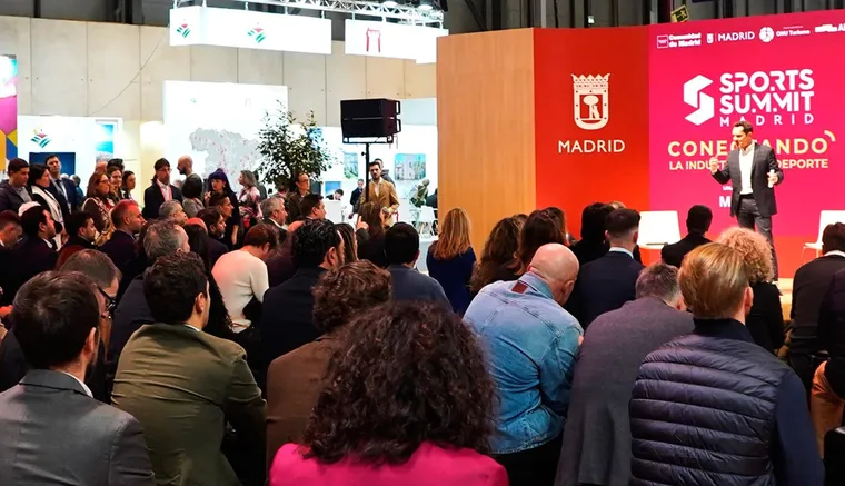 Ponentes y público en una presentación con apoyo audiovisual