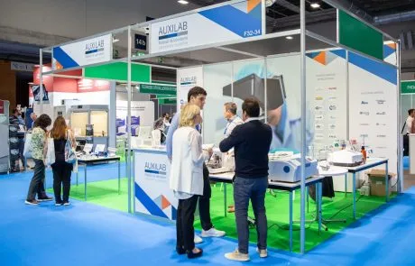 Dos visitantes conversando junto a un stand