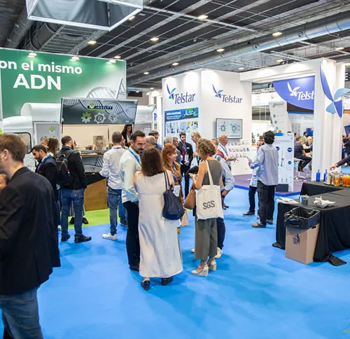 Público alrededor de un stand con muestras