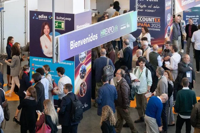 Visitantes recorriendo stands y espacios de exposición