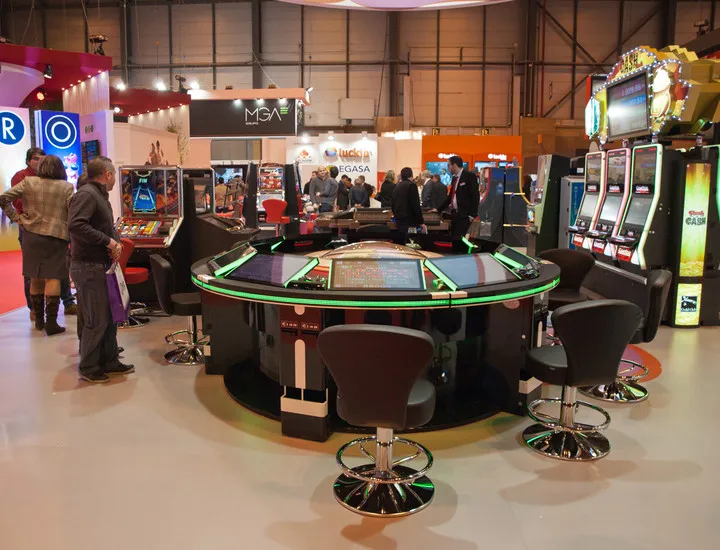 Equipos y mesa de juego en un espacio de exposición