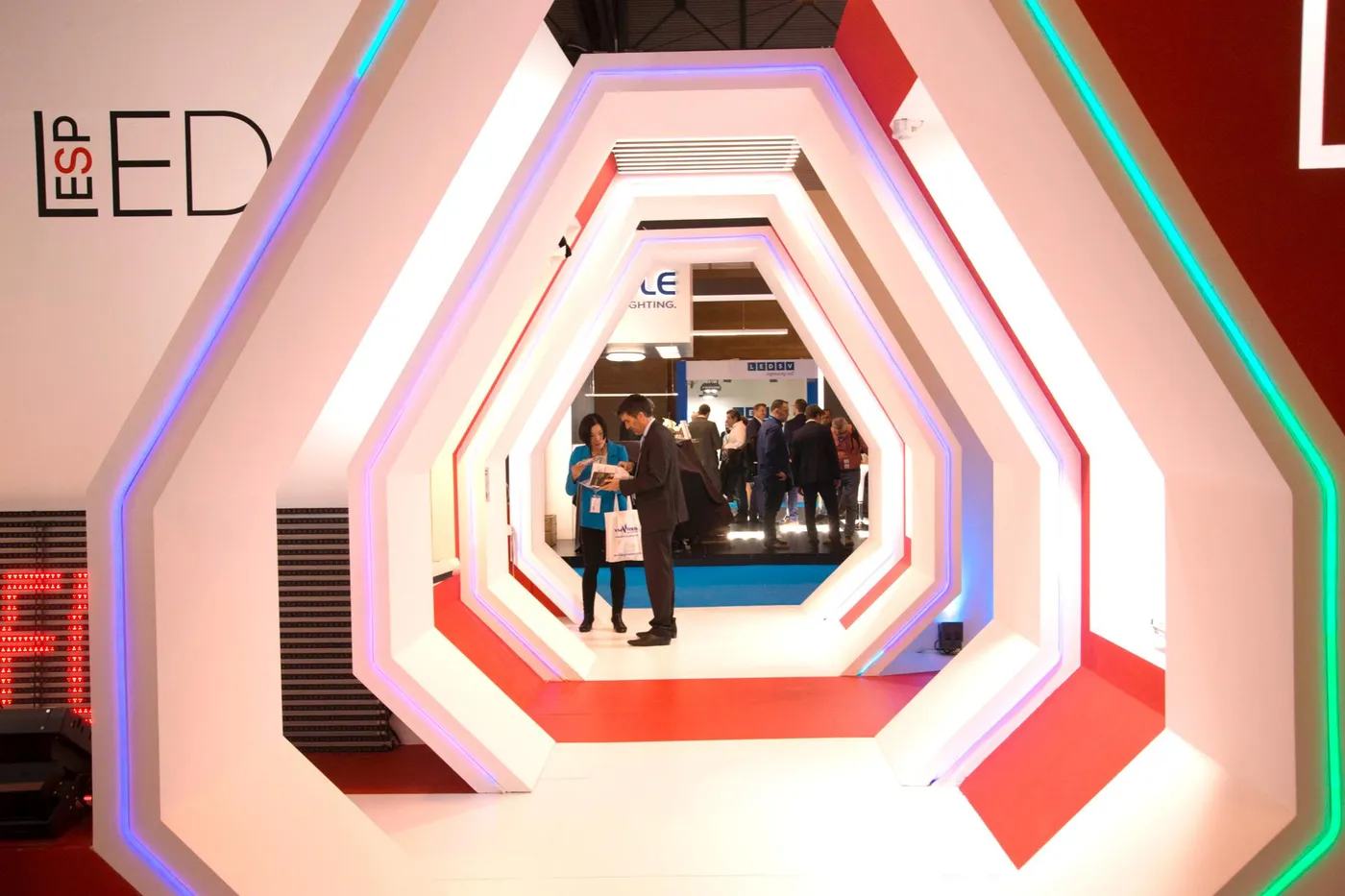 Estructura hexagonal iluminada en un espacio expositivo