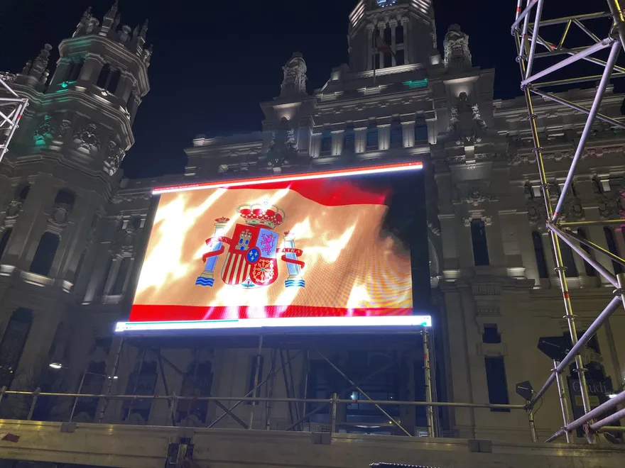 Ejemplo de técnicos preparando módulos y señal de una pantalla LED para Villanueva del Pardillo