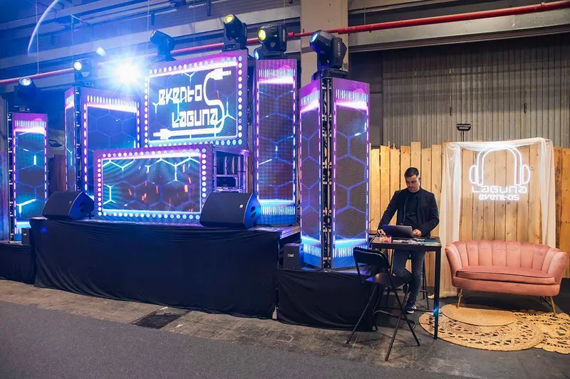 Técnico trabajando junto a un montaje audiovisual de evento