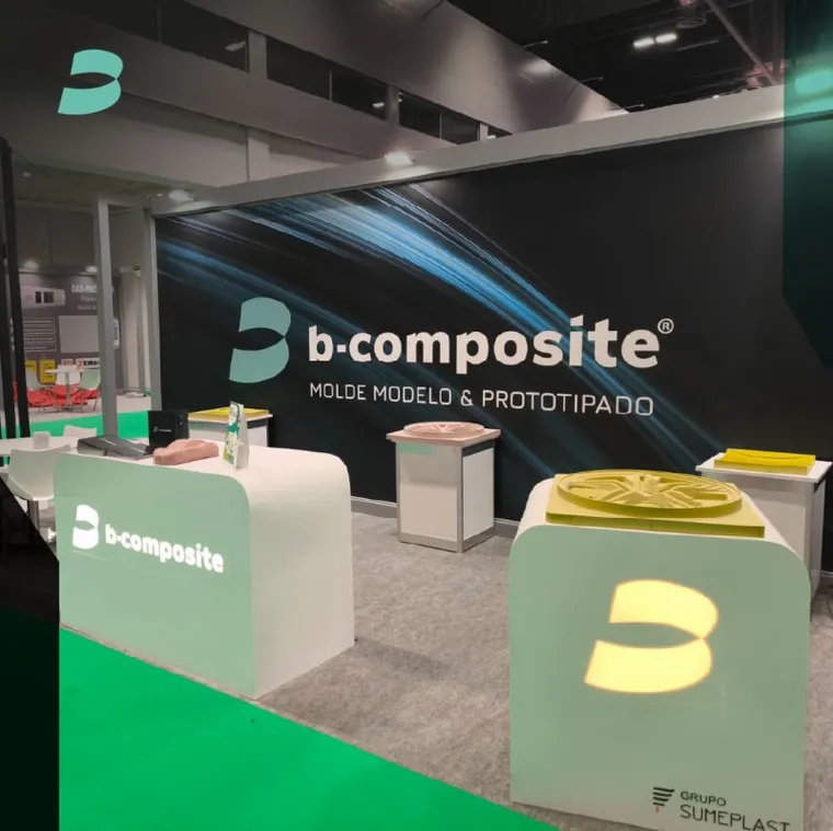 Muestras y materiales expuestos en un stand