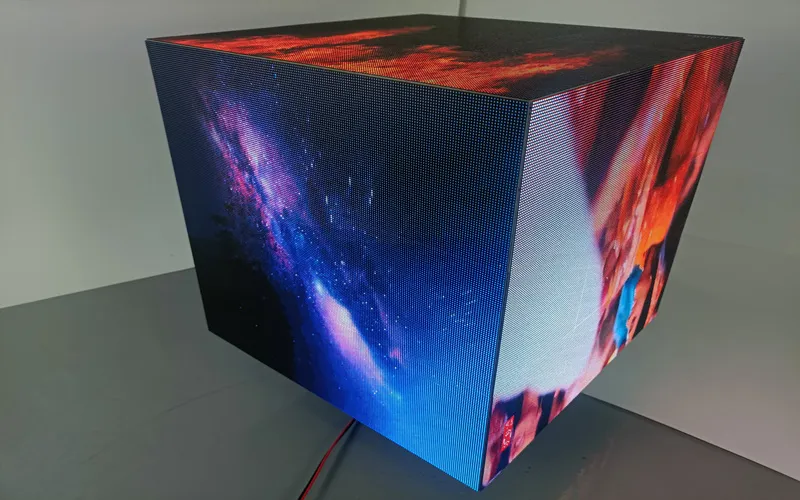 Cubo con contenido visual en varias caras