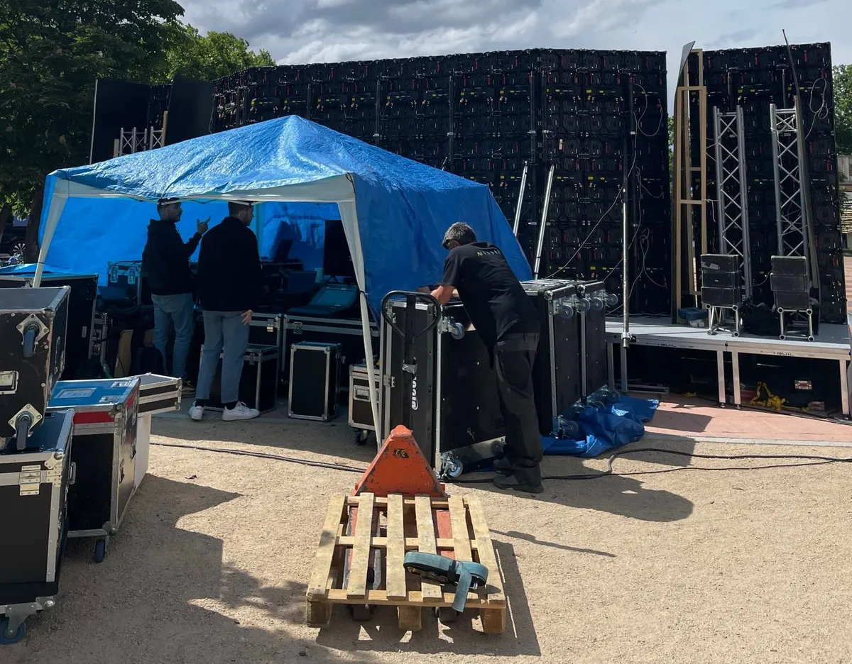 Montaje técnico de una tarima con equipos audiovisuales de TwoRental