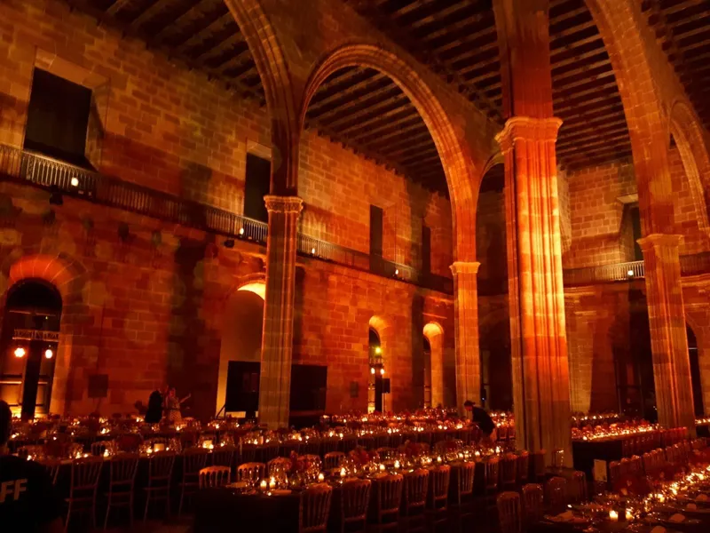 Salón de banquete con columnas iluminadas en tonos cálidos