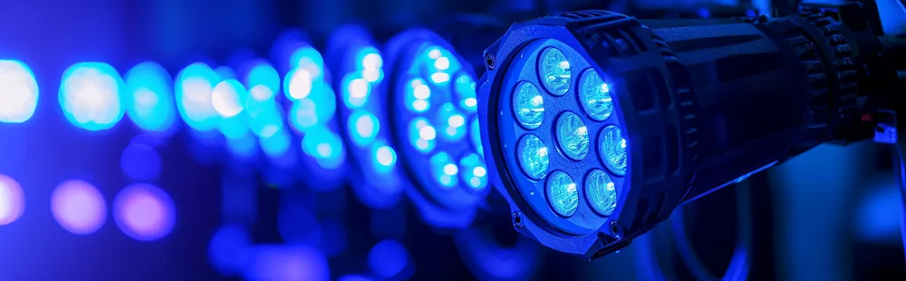 Ilustración de una fila de focos LED con luz azul