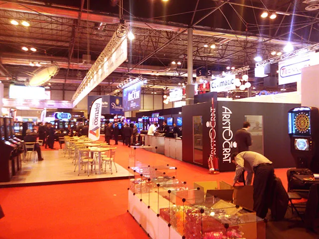 Pasillo y stands iluminados de una exposición