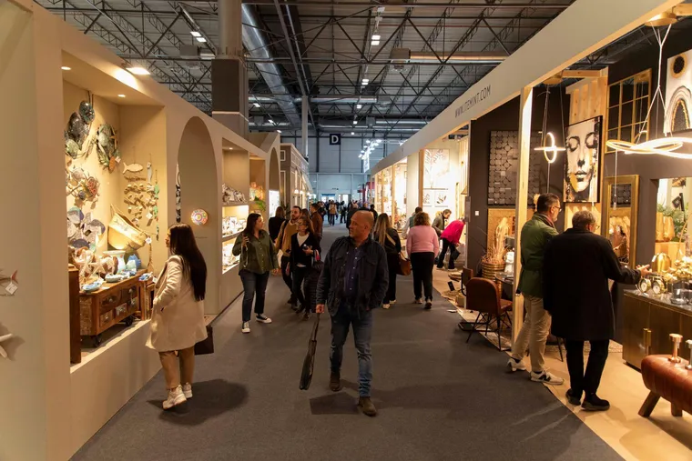 Visitantes recorriendo stands y espacios de exposición