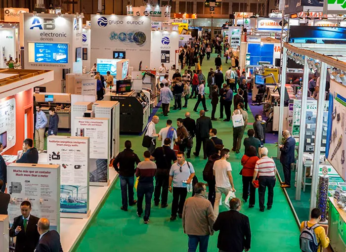 Visitantes recorriendo stands y espacios de exposición