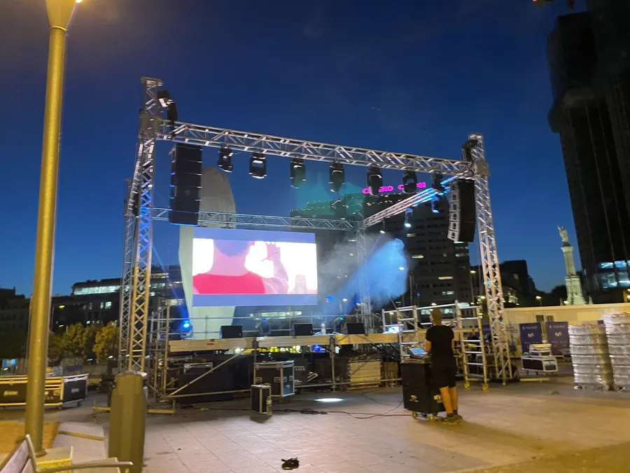 Equipo técnico realizando un montaje audiovisual