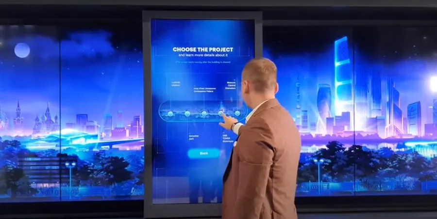 Persona utilizando una pantalla interactiva de gran formato