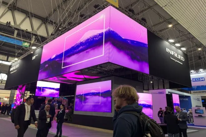 Gran pantalla LED curva envolvente con paisaje urbano