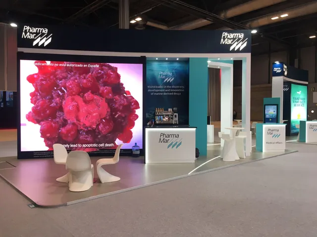 Composición de pantalla LED curva en un stand