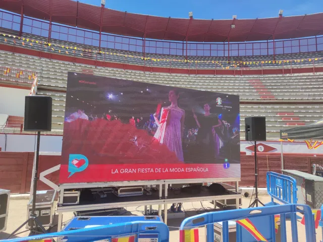 Pantalla LED exterior frente a una zona de gradas
