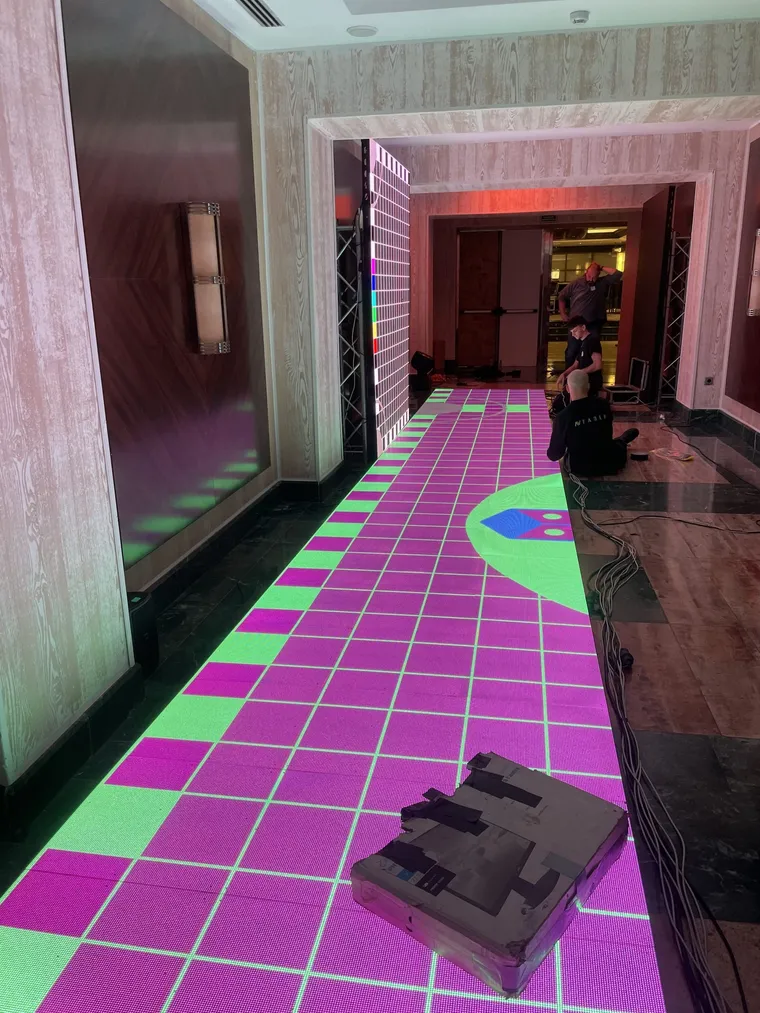 Pruebas de imagen con patrones de color en un suelo LED durante un montaje interior