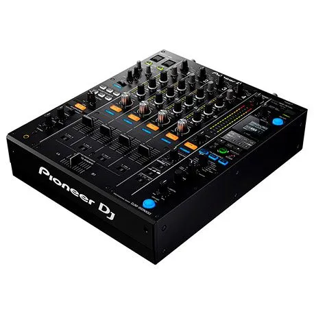 Mesa, reproductores y conexiones del set DJ — Alquiler de sets DJ en Madrid