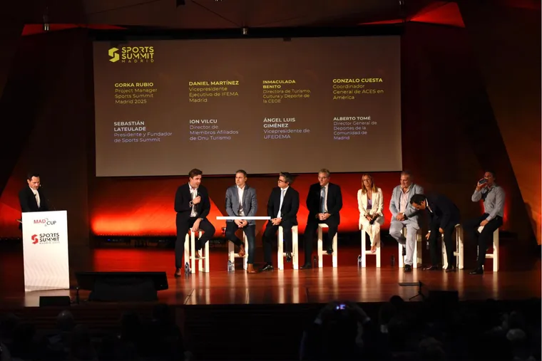 Ponentes y público en una presentación con apoyo audiovisual