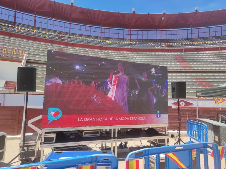 Una pantalla led ubicada en una plaza de toros