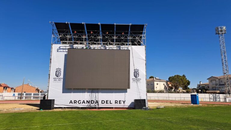una pantalla led exterior montada para un evento deportivo en el exterior