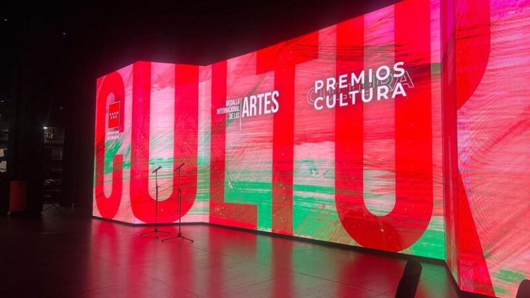 Pantalla LED para gala de premios en escenario con gráfica de evento