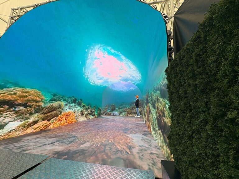 túnel compuesto por paneles leds mastranto imagenes marinas