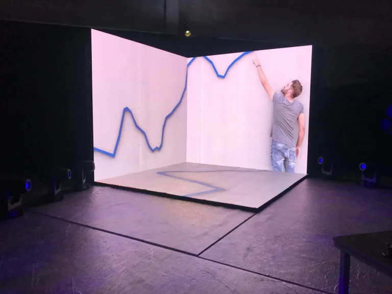 lquiler de pantalla LED en teatro para evento con cartel de bienvenida y asistentes