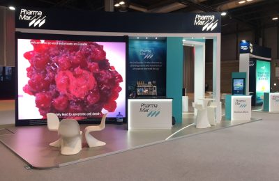 imagen que muestra un montaje de material audiovisual en un stand de feria
