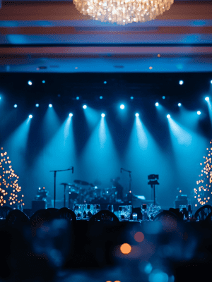 Iluminación ambiental cálida en una cena de empresa navideña, con luces LED de colores creando un ambiente festivo.